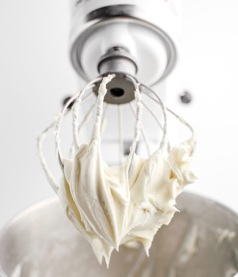 Easy Cream Cheese Frosting (4 Ingredients, 15 Minutes!)