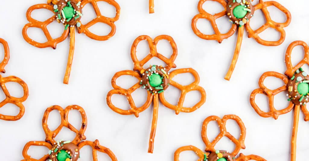 Shamrock Pretzel Pops
